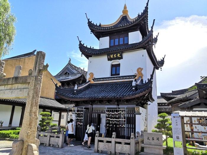 林冲风雪山神庙，一个人一壶酒，暴雪也无阻，径直走向那山神庙